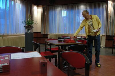 Wim Gielen en Hans Drexler zorgen bij toerbeurt dat al het materiaal klaarstaat!